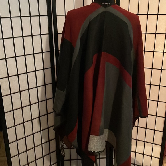 Cape - Picture 2 of 6